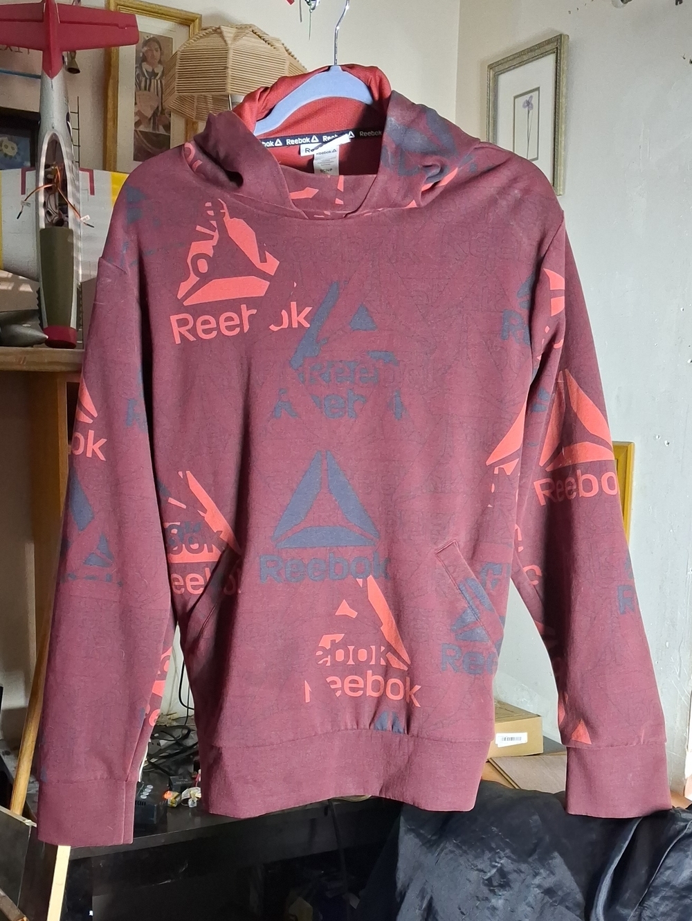 Reebok Men’s Maroon Crewneck Graphic Hoodie Sweatshirt